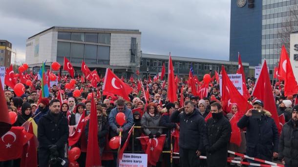 Turqit e Gjermanisë: ‘Turqit dhe kurdët janë vëllezër’ ‘Mallkuar qoftë terrori’