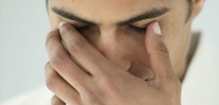 Ju lodhen sytë? Zbatoni këto metoda natyrale për t’i qetësuar