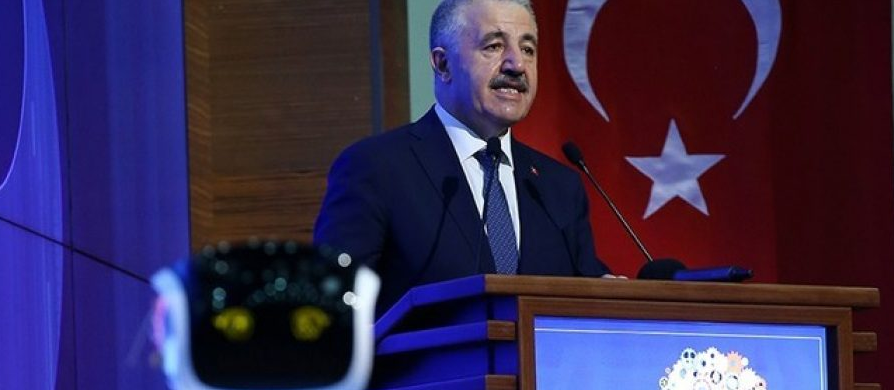 Roboti ndërpret fjalimin e ministrit turk: Fol ngadalë, nuk po të kuptoj! (Video)
