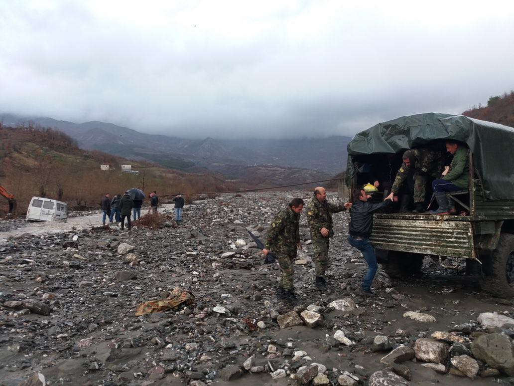 Reshjet shkatërrojnë rrugët dhe urat, Vjosa del nga shtrati