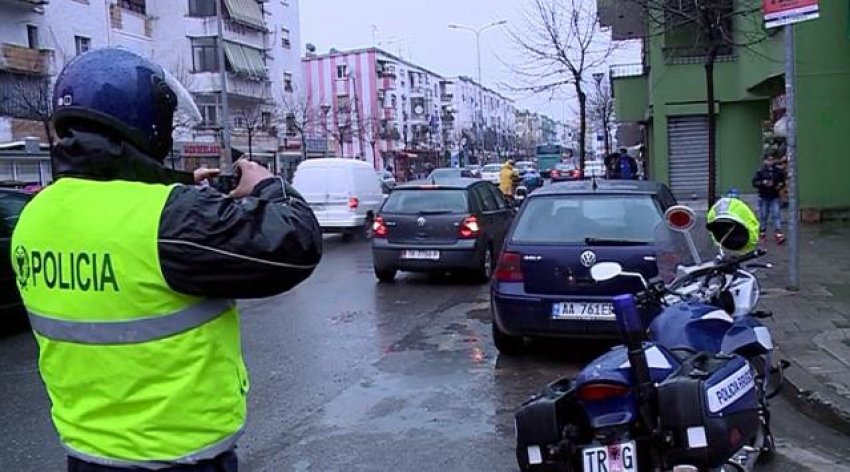Aksidentohet makina e trafikantëve