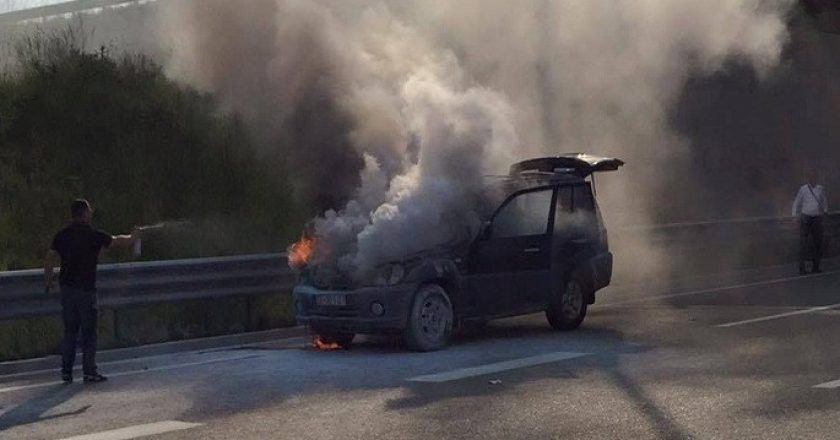 Vlorë, digjet fuoristrada