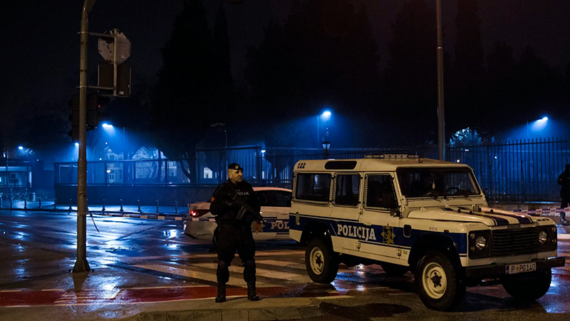 Sulmohet ambasada amerikane, autori qëllon me bombë e më pas hedh veten në erë