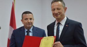 Berati i jep titullin ‘Qytetar Nderi’ Ambasadorit zviceran në Shqipëri