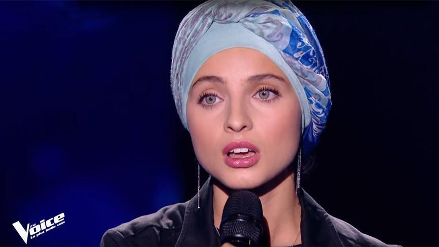 Një vajzë muslimane braktis “The Voice” për shkak të sulmeve raciste