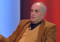 Fuga: Mësues mos pranoni lekë në zarfe për 7-mars, ndërsa ministria fle