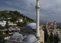 Berat, grabitet Xhamia e Plumbit, autorët marrin kasafortën