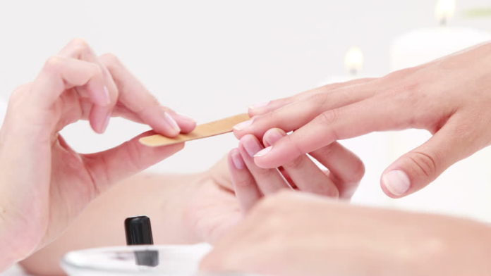 491133837-manicure-unghia-del-dito-curare-studio-di-bellezza.jpg
