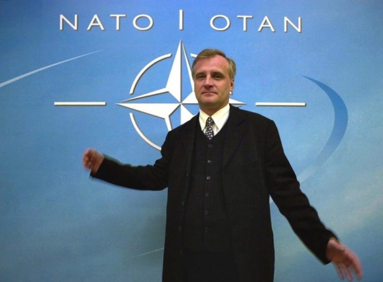 NATO: Kosova dhe Krimija dy raste të kundërt