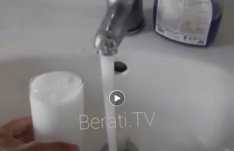 Berati TV ben publike videon ku shihet uji i pijshem me mbi dozë klori/ Reagon SH.A.U.K: uji i pijshem nuk eshte i konsumueshem per shkak te dezinfektimit 15 berati tv