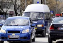 Përplasi 3 makina gjatë ndjekjes nga policia, kapet i riu në Tiranë