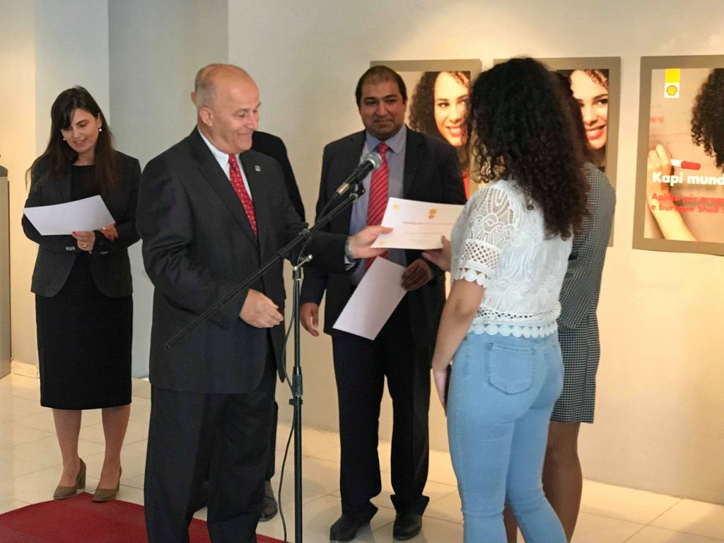 Berat / “Shell Upstream Albania”, mbështetje të rinjve për studime