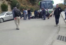 Berat autobusi përplas motoçikletën, plagosen bashkëshortët