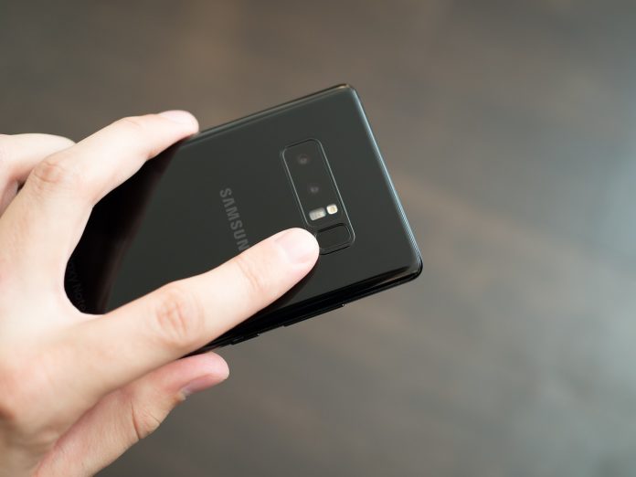 galaxy-note-8-fingerprint-sensor-in-hand-2.jpg