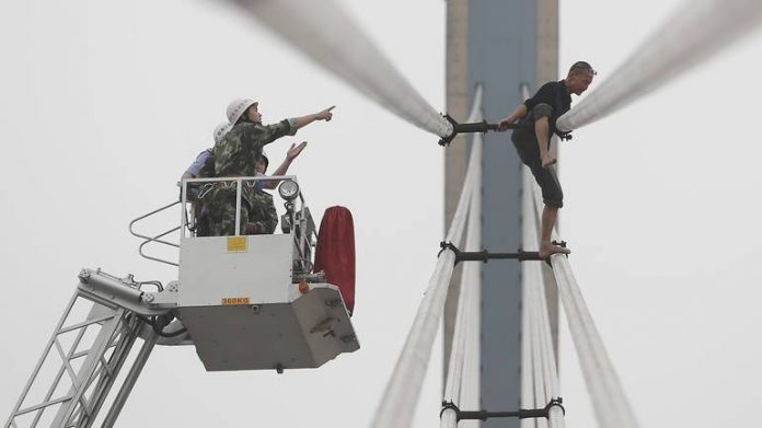 samoubistvo_skok_pokusaj_most_kina_spasioci_reuters.jpg