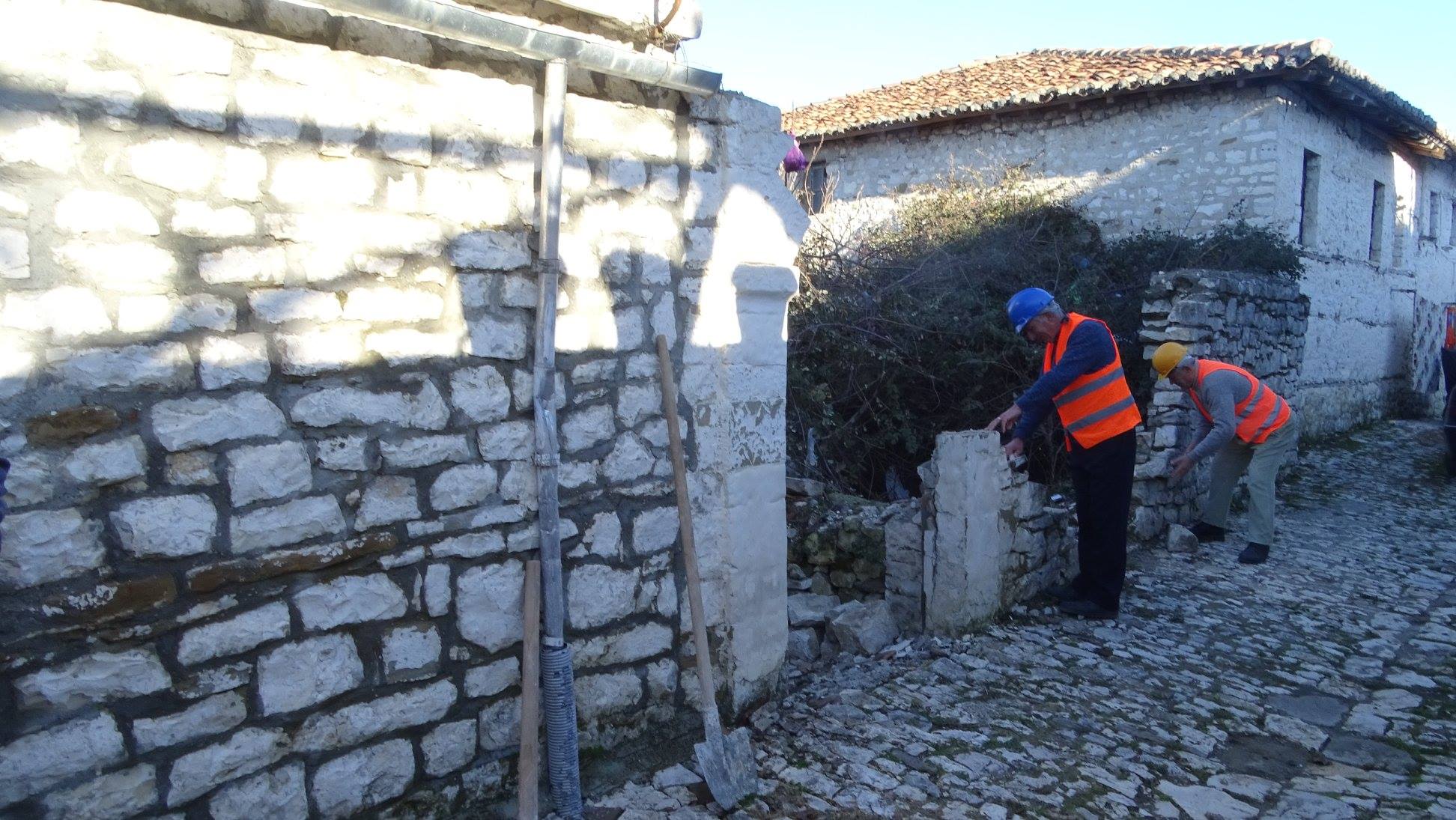 FOTO/ Restaurohet një tjetër banesë, monument kulture në Berat - Berati.TV