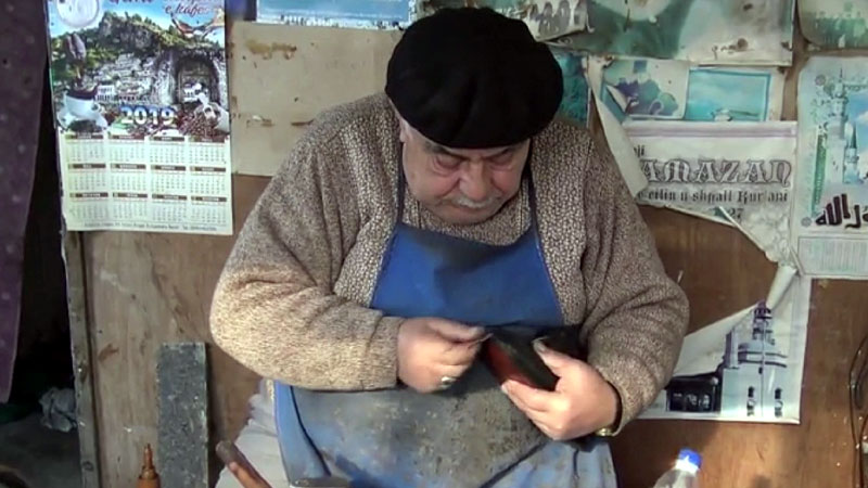 Usta Adushi, mjeshtri i këpucëve që nuk lodhet