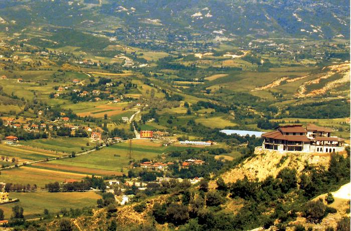 Ky është fshati shqiptar ku të gjitha gratë janë të mira