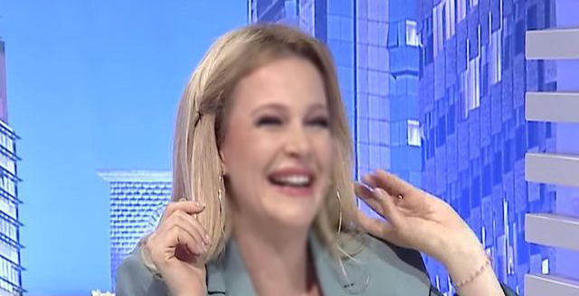 ‘Na kapi budallallëku’, Rudina nuk pushon së qeshuri live në emision
