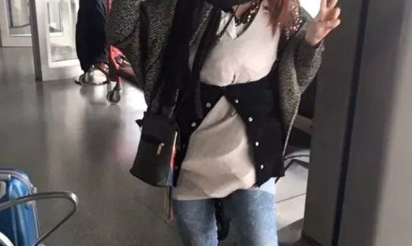 Vajza le nam në aeroport, vesh 4 kg rroba që të mos paguaj lekë shtesë për valixhen