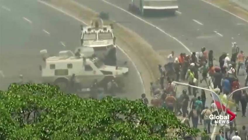 Pamje dramatike në Venezuelë: autoblindi shtyp njerëzit në rrugë 12 1 228