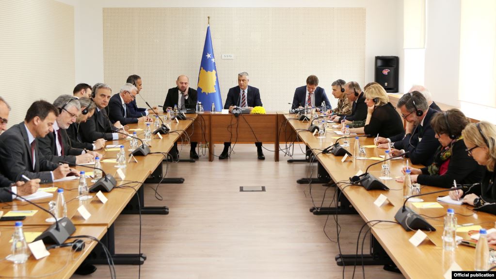 Thaçi – ambasadorëve: Taksa mbetet në fuqi
