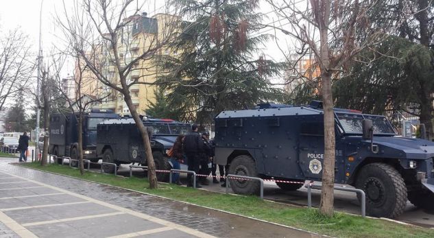 Policia kreh veriun e Kosovës, Vuçiç vë ushtrinë në gatishmëri
