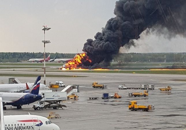 Dramë në areoportin e Moskës, avioni përfshihet nga flakët (video) 11 avion