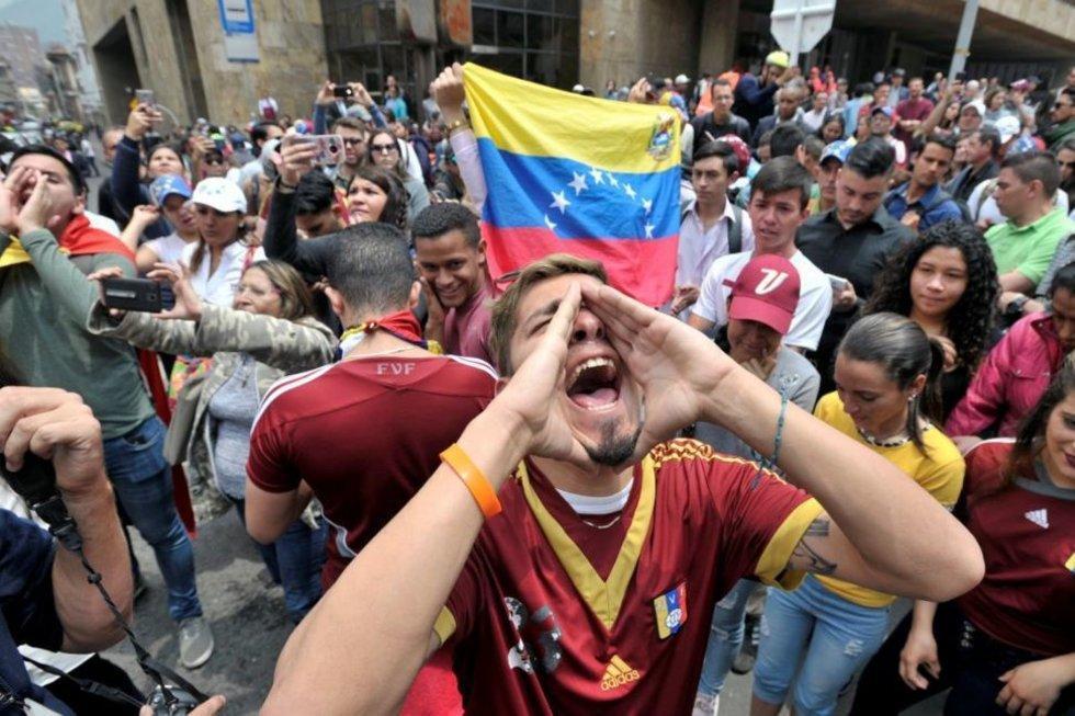 Venezuelë, tensionet vazhdojnë: turma në rrugë për rrëzimin e Maduros 10 captura 668