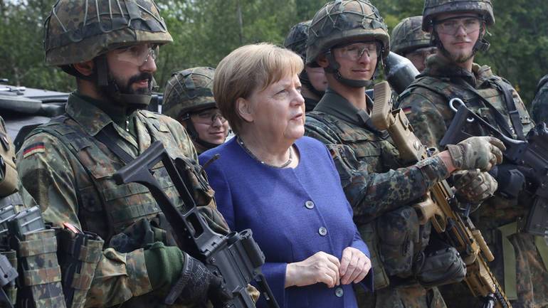 Merkel, sinjal Rusisë për Ukrainën: NATO, e përqëndruar në mbrojtjen e Evropës 13 merkel nato epa