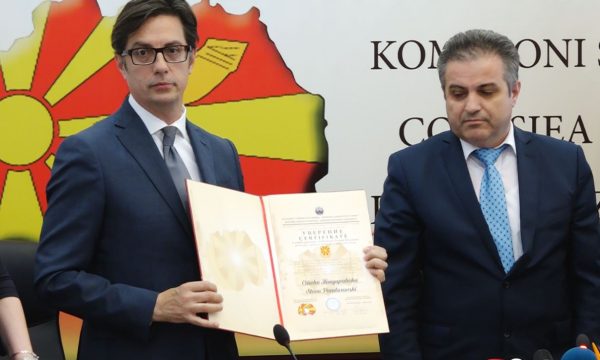 Stevo Pendarovski merr certifikatën e presidentit