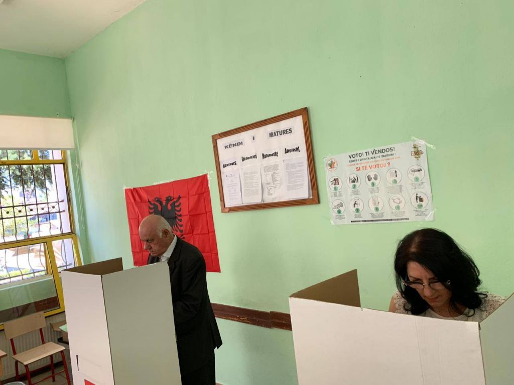 Voton ish-presidenti Alfred Moisiu: Kreva të drejtën kushtetuese, nuk ecet përpara pa zgjedhur