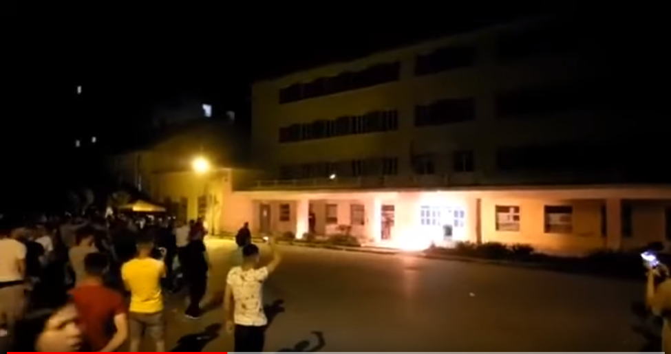 VIDEO/ “Paramilitarët” e Bashës sulmuan policinë me molotov, ja e vërteta e “protestës paqësore” të opozitës