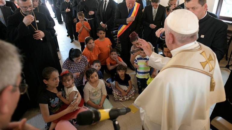 "Për inat" të Salvinit, Papa sajdis romët: na falni për diskriminim dhe keqtrajtimin! 9 papa franjo romi reuters.jpg main