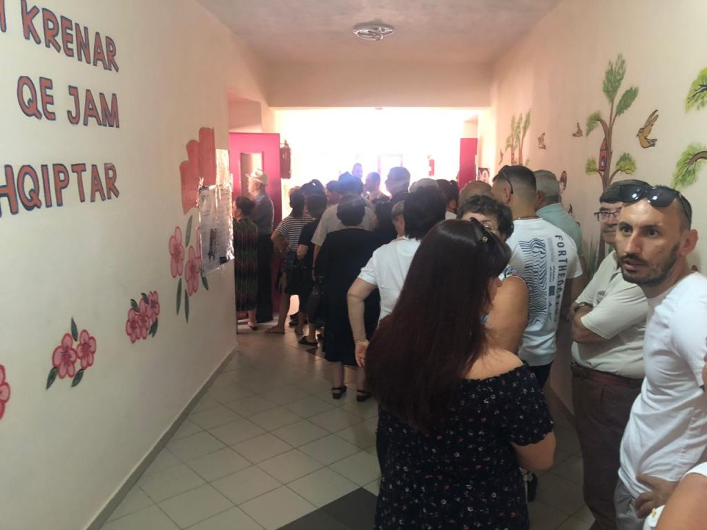 VIDEO: Korridoret plot, radhë të gjata në qendrat e votimit te shkolla ‘At Zef Pllumi’ në Tiranë