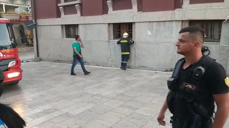 VIDEO: Durrës, përfshihet nga flakët godina e Bashkisë