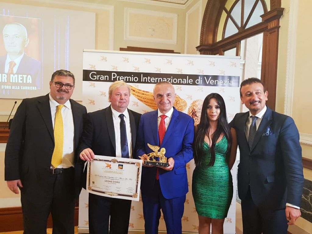 A e bleu Ilir Meta 75 mijë euro, “Luanin e Artë” të Venecias: Rasti i Vuçiç dhe kush qendron prapa Fondacionit që jep çmimin