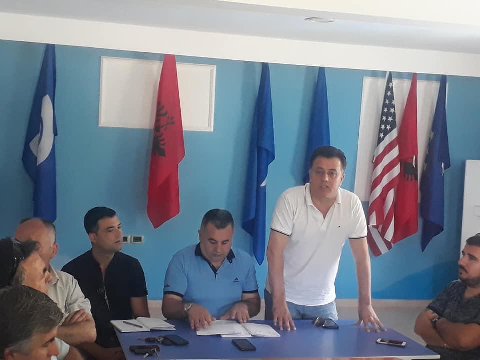 FOTOT: Pasi “shkëlqeu” në Shkodër, Muli nis punën për të ringritur PD-në e Elbasanit (edhe pse në takim i venë 15 veta)