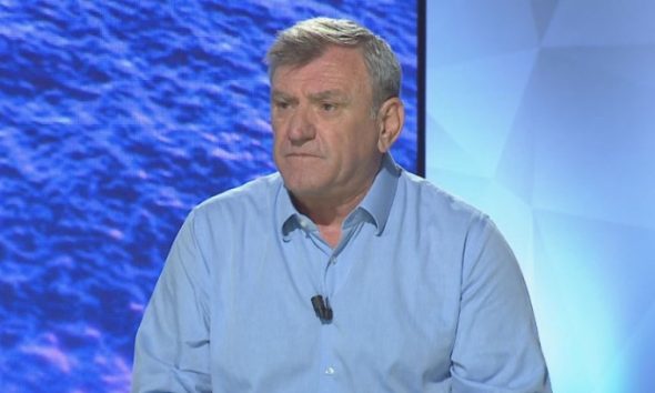 Agron Duka ironizon: Në shtetin ku pushteti merret me kaçavidë