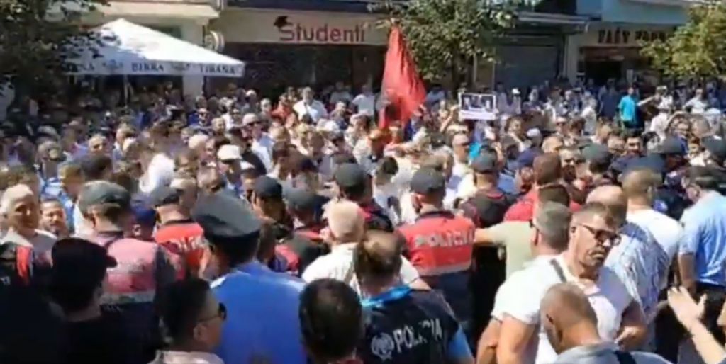 FOTOT/ Konstituimi i këshillit bashkiak të Shkodrës, protestuesit e PD konfrontohen me policinë