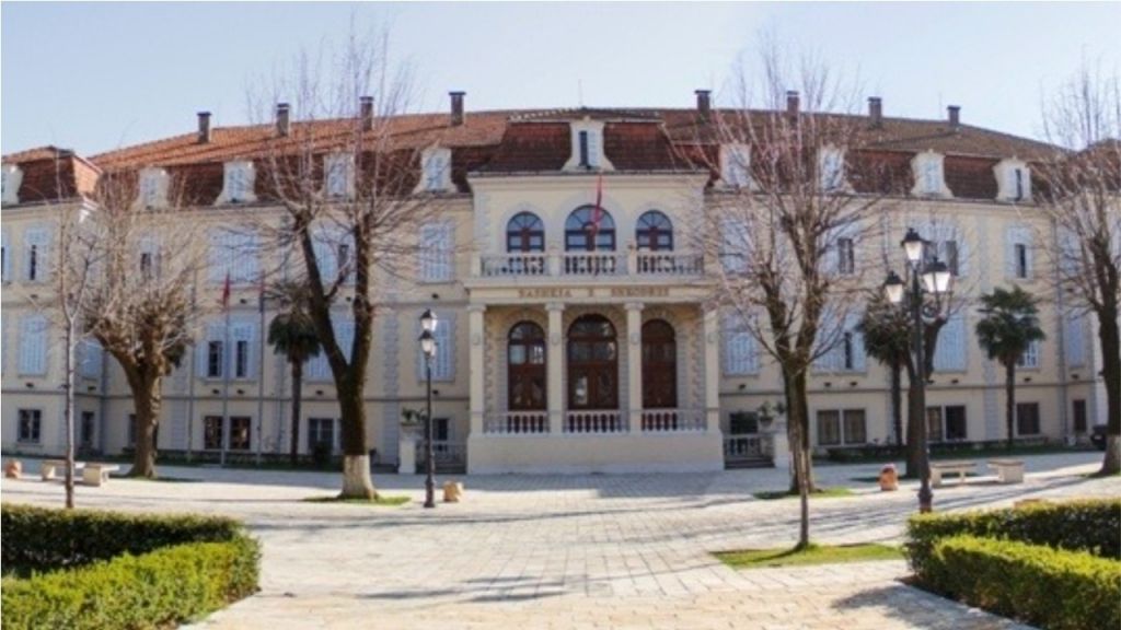 Prefekti i Shkodrës nxjerr “jashtë” loje Ilir Metën, thërret mbledhjen e Këshillit Bashkiak