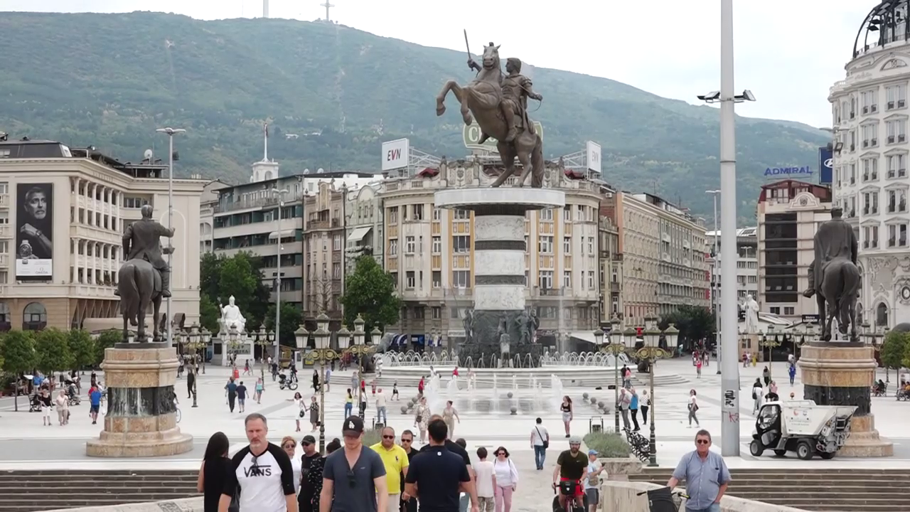 Shkup/ Dëmtohen tabelat shpjeguese për heronjtë e Greqisë