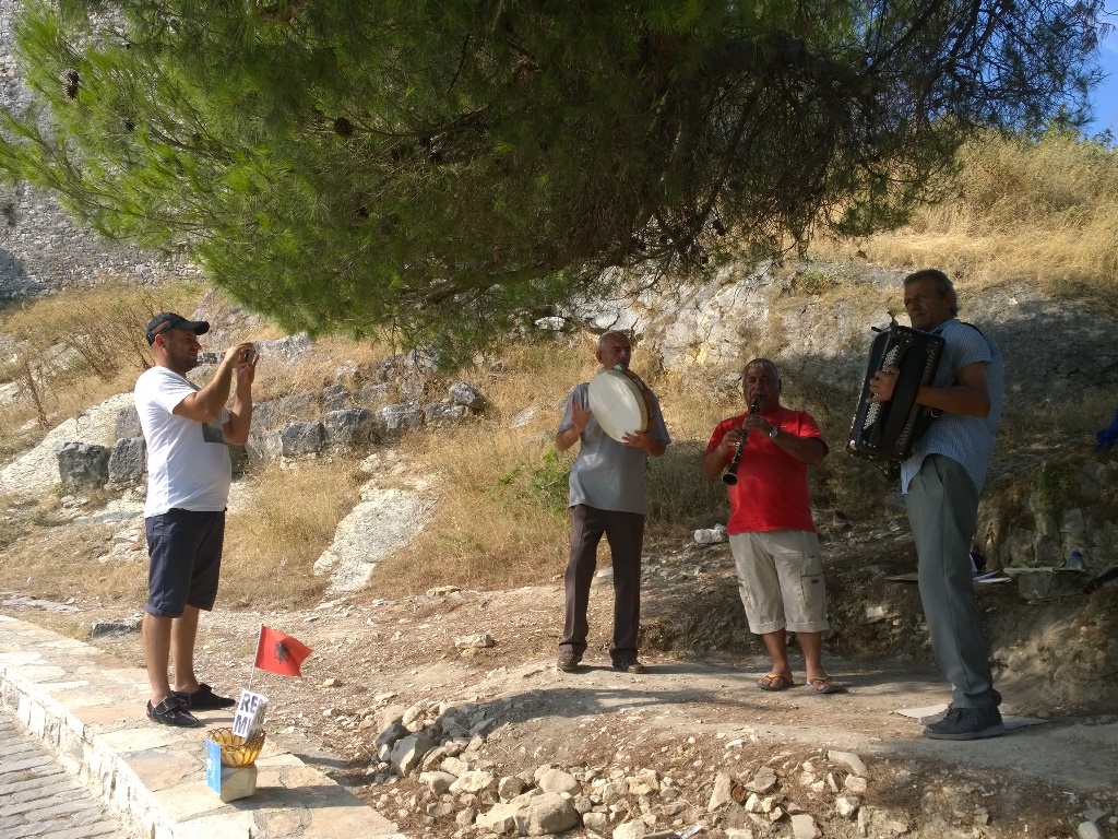 Tre muzikantë amatorë mbushin me tinguj kalanë e Beratit