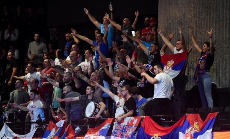 Një minutë heshtjeje për Zhak Chirac, serbët fishkëllejnë dhe bërtasin "terrorist" (video) 1 srbi u bersiju