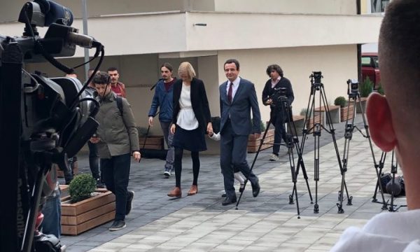 Zgjedhjet/ Albin Kurti shkon në KZAZ me gruan dhe vajzën, pse nuk votoi bashkëshortja e tij (ARSYEJA)