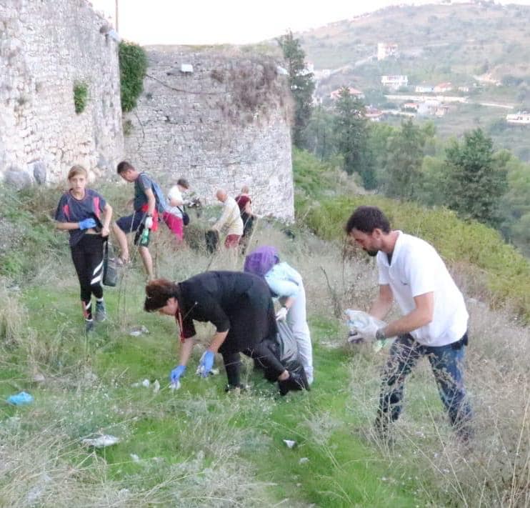 FOTO/ Berat, aksion për pastrimin e kalasë bashkë me turistët e huaj