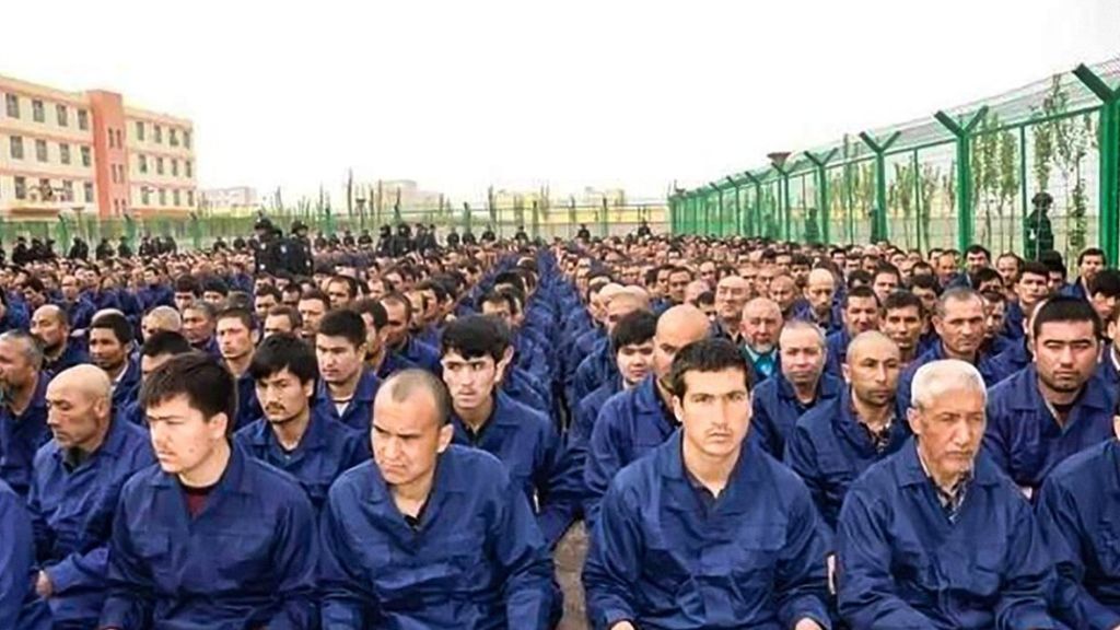 FILMIME/ BBC dokumenton ferrin e ujgurëve: shpëlarje sistematike e trurit nga Kina 5 109790222 panorama how to brainwash a million people 251119 pp 1