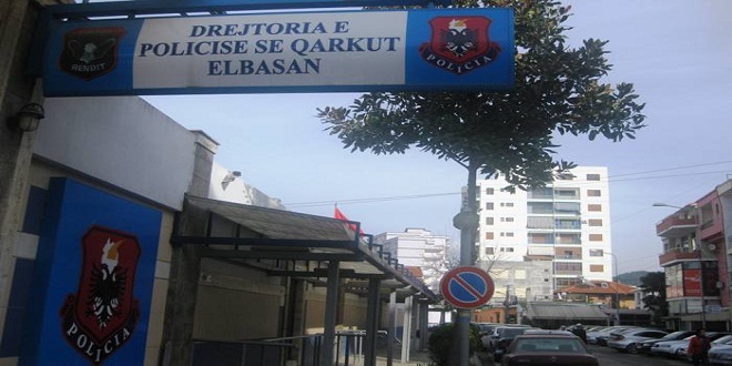 Rrahu nënën/ Arrestohet 21 vjeçari në Elbasan