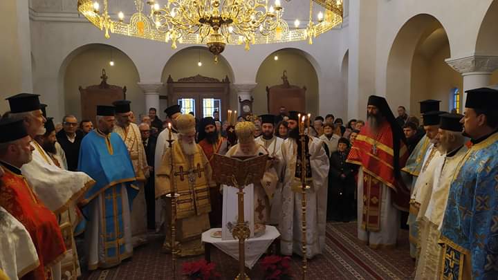Krishtlindjet në Berat, besimtarët e krishterë meshë në Katedralen e “Shën Dhimitrit”
