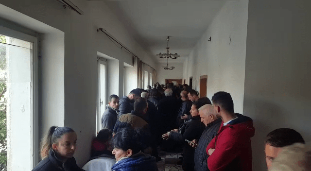 Qytetarët e Beratit dhe Shkodrës në radhë për kartat e identitetit